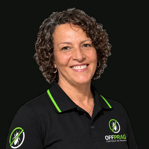 Fátima Ferreira, do suporte e sucesso do cliente da OFFPRAG, de uniforme da empresa